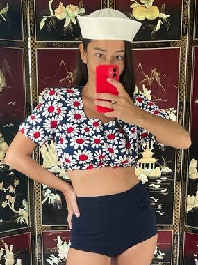 1960s flower power daisies crop top